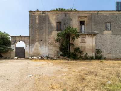 Si innalza su due livelli ed � interamente circondata da un alto muro di cinta...